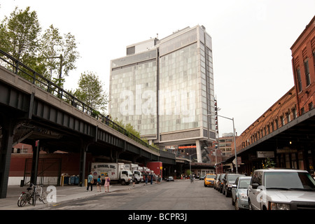 Vista di Andre Balazs Standard Hotel che si affaccia sulla sopraelevata Highline Park a New York STATI UNITI D'AMERICA 15 Luglio 2009 Foto Stock