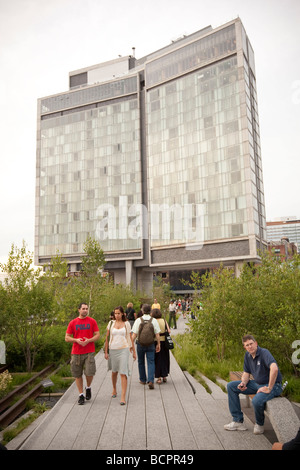 Vista di Andre Balazs Standard Hotel che si affaccia sulla sopraelevata Highline Park a New York STATI UNITI D'AMERICA 15 Luglio 2009 Foto Stock