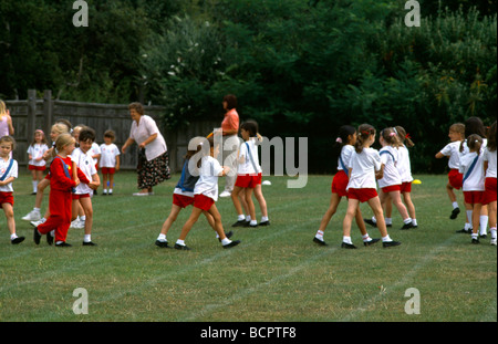 I bambini della scuola elementare facendo Country Dancing sulla giornata di sport Foto Stock