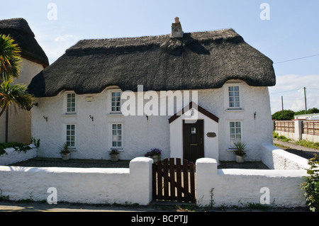 Cottage con il tetto di paglia, Kilmore Quay, County Wexford, Repubblica di Irlanda, Eire. Foto Stock