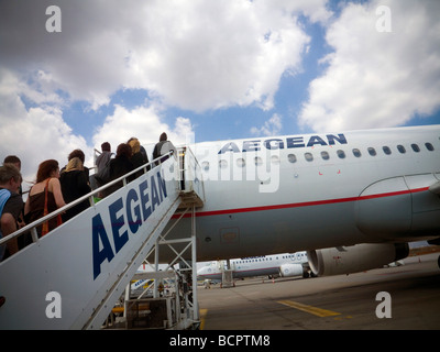 Un Aegean Airlines aereo sulla pista Foto Stock