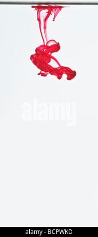 Colorati colorante alimentare gocce galleggianti in acqua per realizzare modelli astratti Foto Stock