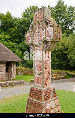 Ornati dipinti croce celtica con un depictino di San Patrizio nel centro,a un villaggio monastico nella Irish National Heritage Park, nella contea di Wexford. Foto Stock