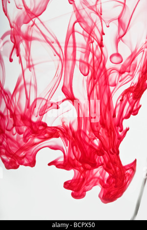 Colorati colorante alimentare gocce galleggianti in acqua per realizzare modelli astratti Foto Stock