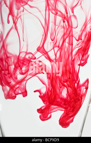 Colorati colorante alimentare gocce galleggianti in acqua per realizzare modelli astratti Foto Stock
