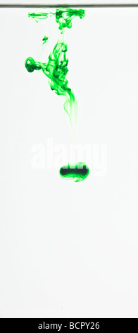 Colorati colorante alimentare gocce galleggianti in acqua per realizzare modelli astratti Foto Stock