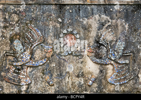 Murale su una parete a Tu Duc tomba in tinta, Vietnam Foto Stock