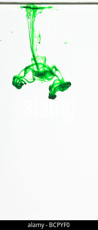 Colorati colorante alimentare gocce galleggianti in acqua per realizzare modelli astratti Foto Stock