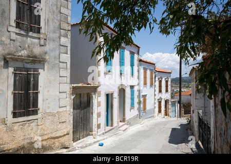 Una tipica strada tranquilla in Polichnitos sull'isola di Lesbo - Grecia Foto Stock
