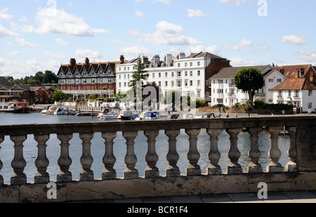 Henley on Thames Riverside Homes e proprietà visto da Henley Bridge che confina Berkshire e Oxfordshire England Regno Unito Foto Stock