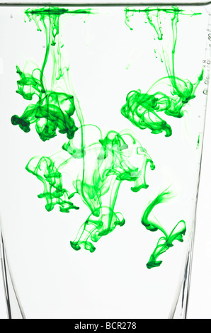 Colorati colorante alimentare gocce galleggianti in acqua per realizzare modelli astratti Foto Stock