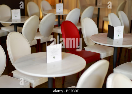 I posti a sedere in cappuccino cafe a Mallorca, Spagna Foto Stock