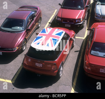 Una britannica Union Jack flag design sul tetto di una Mini Cooper, parcheggiato a Portland, Oregon, Stati Uniti. Foto Stock