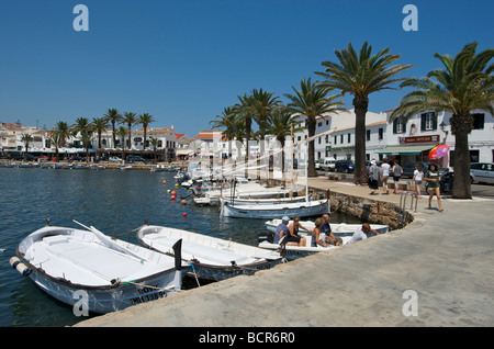 Tradizionali barche da pesca ormeggiate nel porto di Fornells sull'isola delle Baleari di Menorca Foto Stock