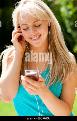 Ragazza ascoltando l'iPod Foto Stock