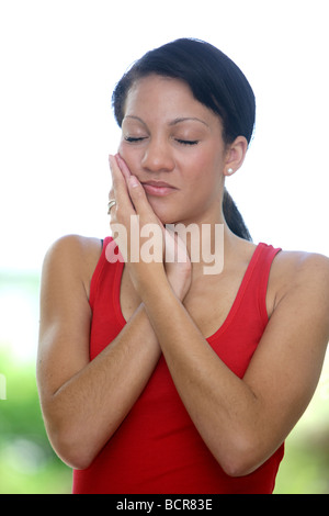 Giovane donna con il mal di denti Modello rilasciato Foto Stock