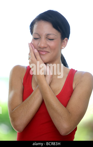 Giovane donna con il mal di denti Modello rilasciato Foto Stock