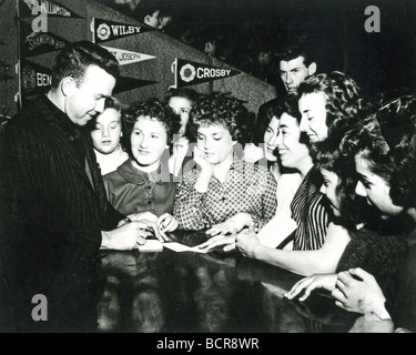 Il grande BOPPER - anni cinquanta US cantante pop nome reale Jiles Perry Richardson firma autografi sul Americano Bandstand spettacolo TV Foto Stock