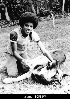 MICHAEL JACKSON giocando con il suo animale domestico alsaziano Winston in 1973 Foto Stock