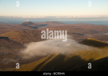 Basse nubi oltre la cresta del Beinn Spionnaidh dal vertice di Cranstackie, vicino a Durness, Sutherland, Scotland, Regno Unito Foto Stock