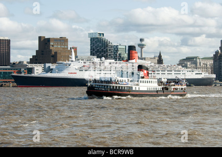 QE2 nave sul fiume Mersey Liverpool con il Liver Building e lo skyline in background Foto Stock