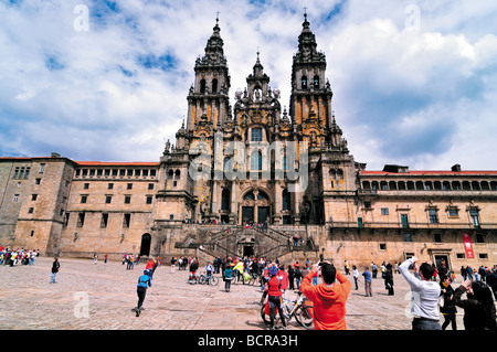 Spagna, San Giacomo Titolo: pellegrini che arrivano al Obradeiro Square e prendendo un colpo della Cattedrale di Santiago de Compostela Foto Stock