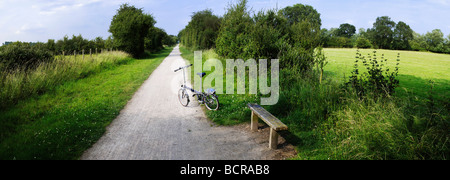 Il sentiero e cycleway la greenway in disuso ed convertito la linea ferroviaria di Stratford upon avon warwickshire Midlands England Regno Unito Foto Stock