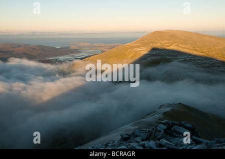 Beinn Spionnaidh sopra basse nubi. Da Cranstackie, vicino a Durness, Sutherland, Scotland, Regno Unito. Kyle di Durness in background. Foto Stock