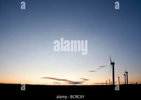 Tramonto a Ovenden Moor, vicino a Halifax in West Yorkshire, Regno Unito, dove le turbine eoliche producono energia rinnovabile. Foto Stock
