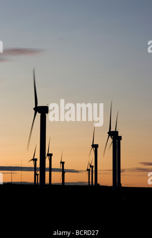 Tramonto a Ovenden Moor, vicino a Halifax in West Yorkshire, Regno Unito, dove le turbine eoliche producono energia rinnovabile. Foto Stock