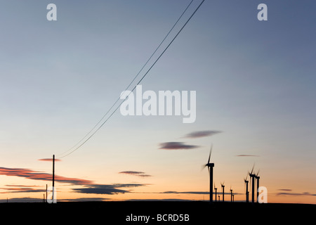 Tramonto a Ovenden Moor, vicino a Halifax in West Yorkshire, Regno Unito, dove le turbine eoliche producono energia rinnovabile. Foto Stock