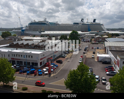 Nave da crociera Celebrity Equinox ormeggiato al City Cruise Terminal sul suo primo giorno in Southampton Regno Unito Foto Stock