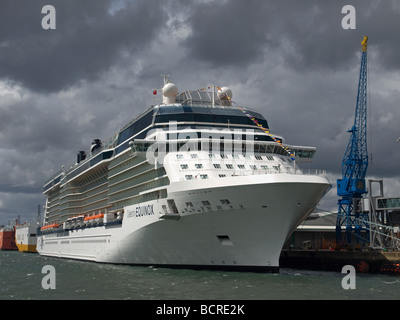 Nave da crociera Celebrity Equinox ormeggiato al City Cruise Terminal sul suo primo giorno in Southampton Regno Unito Foto Stock