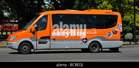 EastBus basso costo mini servizio di autobus tra il centro di Londra e l Aeroporto di Stansted azionato da Arriva Foto Stock