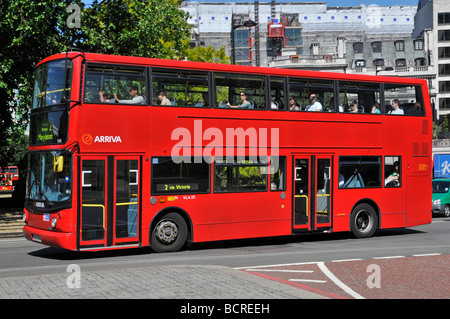 I passeggeri seduti a londra, linea rossa a due piani dell'autobus numero 2, operata da arriva senza marcare, non guidano pubblicità lungo Park Lane Londra Inghilterra Regno Unito Foto Stock