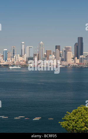 Immagine retrò dello skyline di Seattle da West Seattle con barche a Elliott Bay in una giornata di sole luminoso Washington state USA Foto Stock