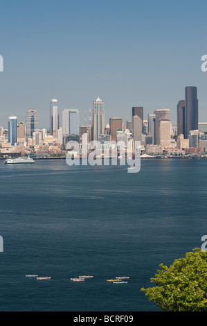 Immagine retrò dello skyline di Seattle da West Seattle con barche a Elliott Bay in una giornata di sole luminoso Washington state USA Foto Stock