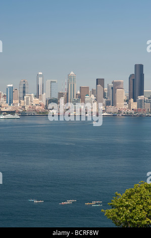 Seattle skyline da West Seattle con barche nella baia di Elliott su un luminoso giorno nello stato di Washington STATI UNITI D'AMERICA Foto Stock