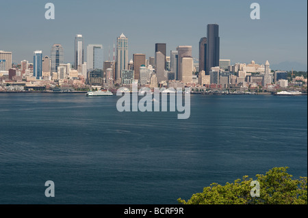 Seattle skyline da West Seattle con barche nella baia di Elliott su un luminoso giorno nello stato di Washington STATI UNITI D'AMERICA Foto Stock