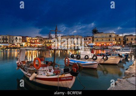 Barche da pesca di notte nel vecchio porto veneziano Rethymnon Creta Grecia Foto Stock