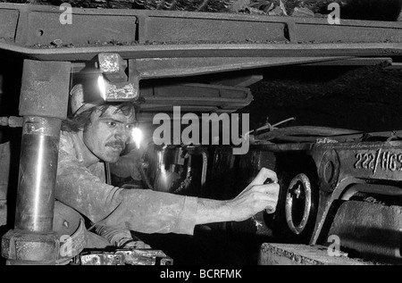 Granville Colliery minatore che lavora sulla cucitura di carbone nel 1970 IMMAGINE DI DAVID BAGNALL Coal minatori minerari in Gran Bretagna Regno Unito Foto Stock