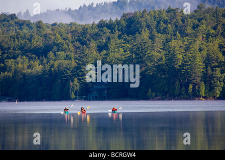 Kayakers sul quarto lago vicino l'ingresso nelle Montagne Adirondack di New York Foto Stock