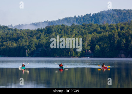 Kayakers sul quarto lago vicino l'ingresso nelle Montagne Adirondack di New York Foto Stock