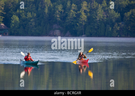 Kayakers sul quarto lago vicino l'ingresso nelle Montagne Adirondack di New York Foto Stock