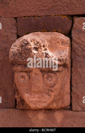 Primo piano della pietra intagliata tenone-testa annegata nella parete di Tiwanaku è semi-tempio sotterraneo, Bolivia. Patrimonio mondiale dell UNESCO Foto Stock