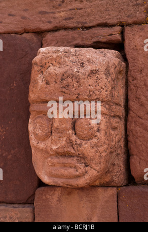 Primo piano della pietra intagliata tenone-testa annegata nella parete di Tiwanaku è semi-tempio sotterraneo, Bolivia. Patrimonio mondiale dell UNESCO Foto Stock