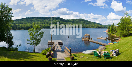 Grande Lago Alce dal portico del Big Moose Inn nelle Montagne Adirondack di New York Foto Stock