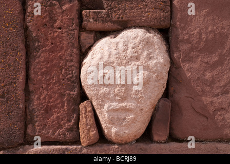 Primo piano della pietra intagliata tenone-testa annegata nella parete di Tiwanaku è semi-tempio sotterraneo, Bolivia. Patrimonio mondiale dell UNESCO Foto Stock