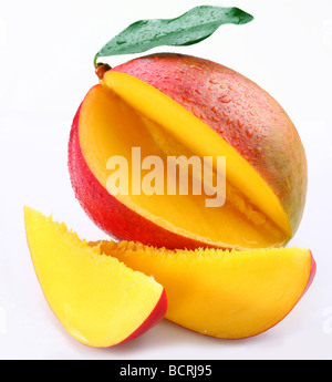 Mango con la sezione su sfondo bianco Foto Stock