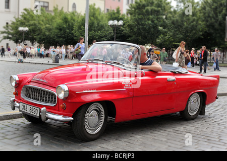 Un classico Skoda auto sportiva nella città vecchia di Praga Foto Stock
